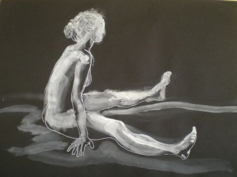 femme assise en pleine lumière 